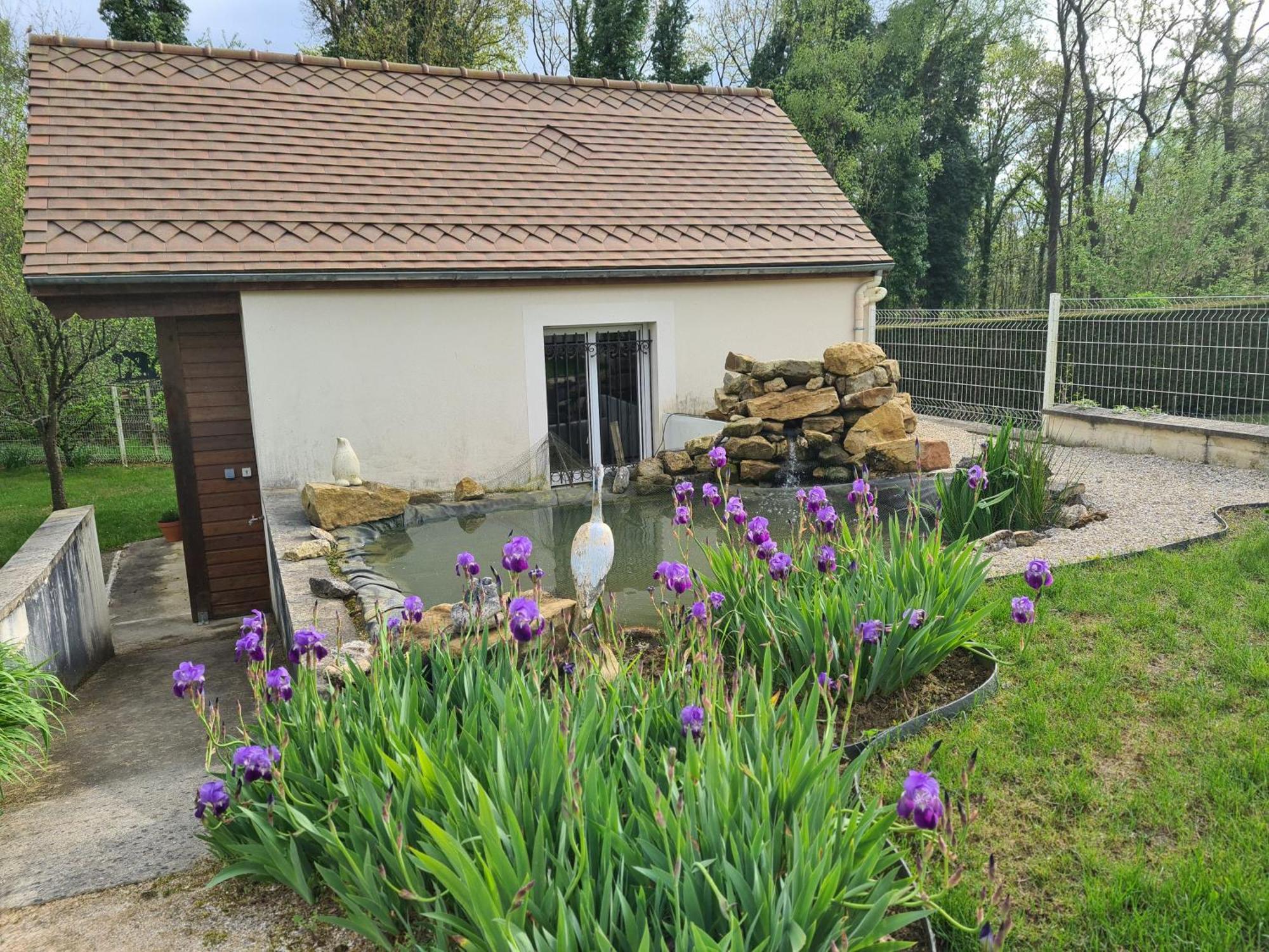 Chez Jaja Et Phiphi Lägenhet Bourg-et-Comin Exteriör bild
